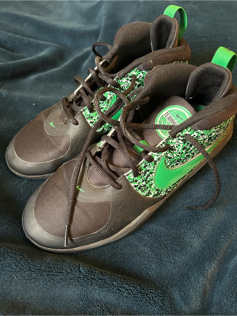 Nike Kids Youth Team Hustle Black Sneakers with Green Accents Basketball Sz 7